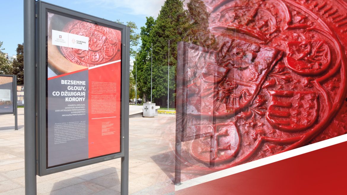 Wystawa „Bezsenne głowy, co dźwigają korony…” na 1000-lecie państwa polskiego dostępna na Placu Litewskim